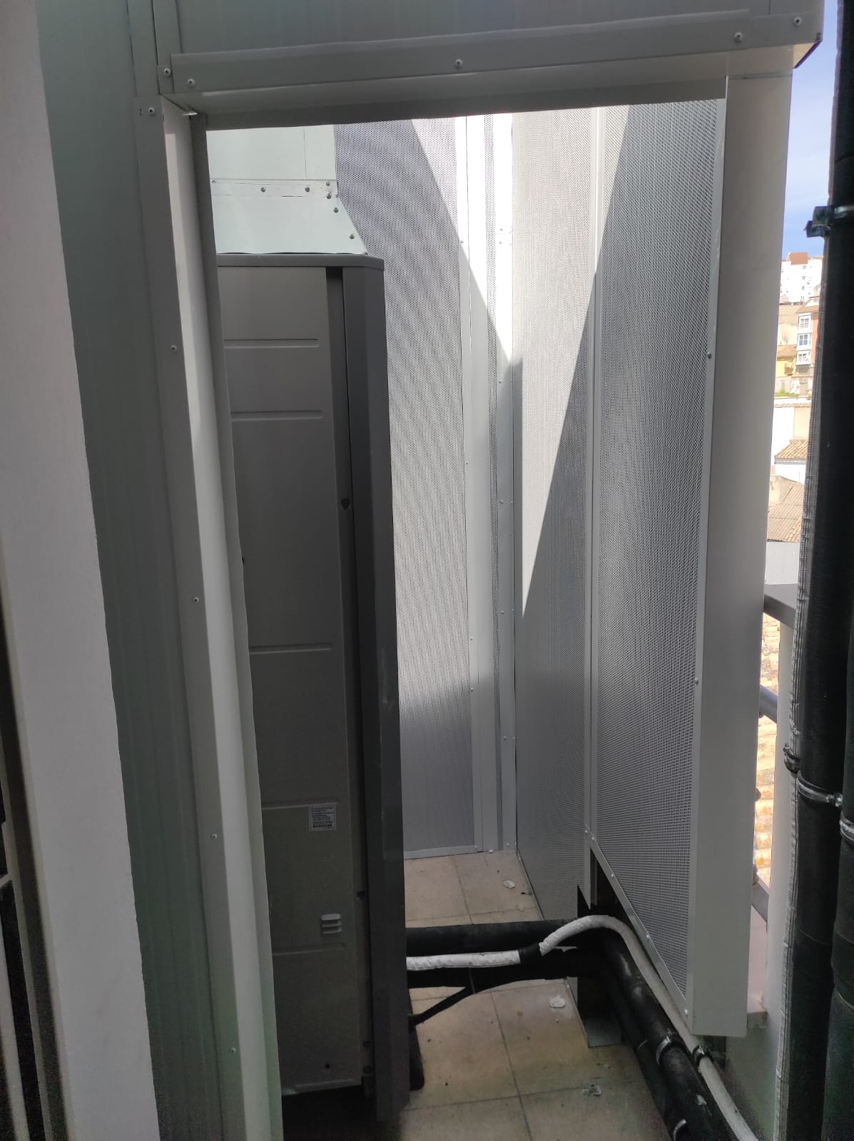 Apantallamiento acústico con salida y admisión mediante silenciadores acústicos