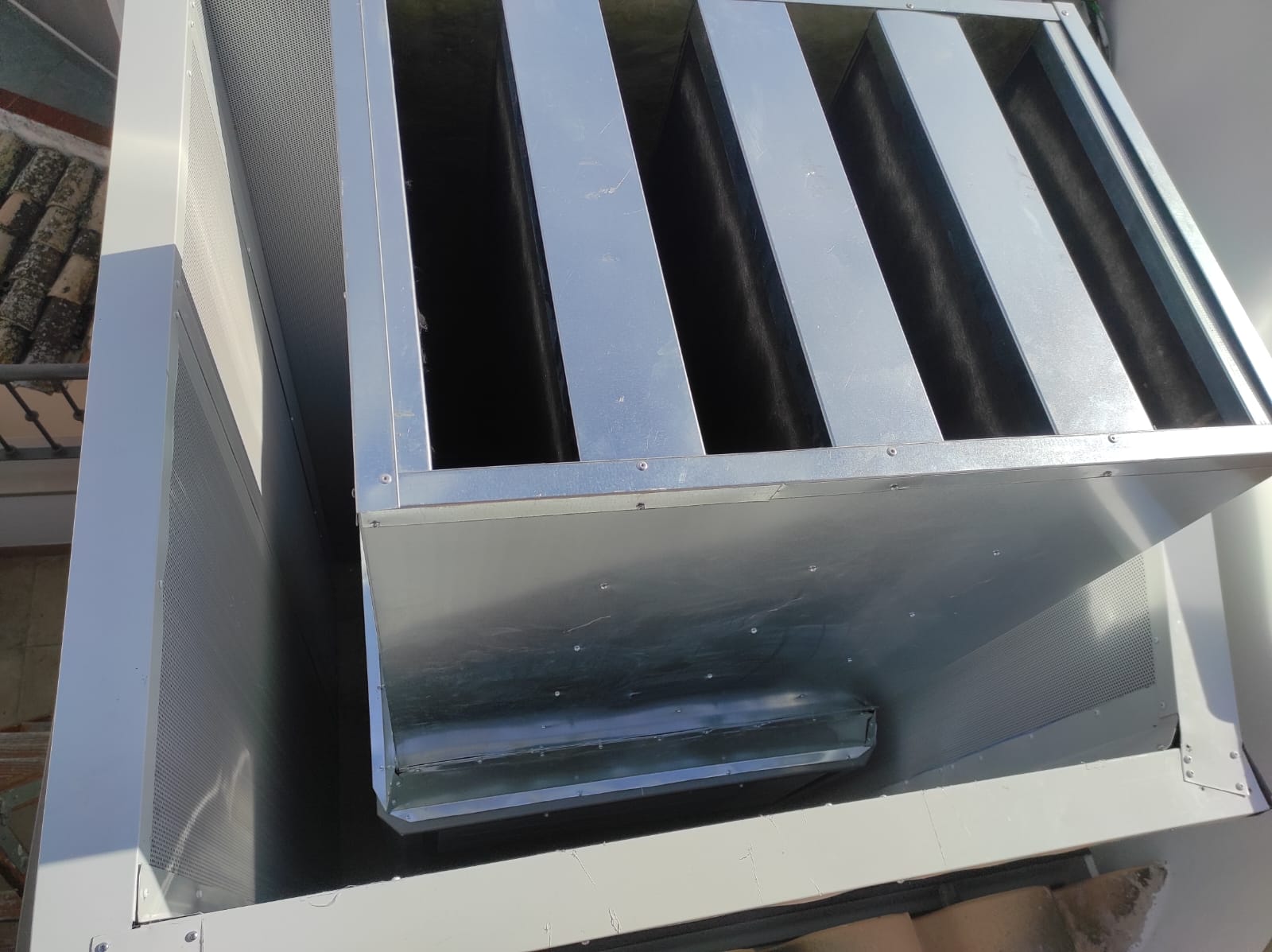 Apantallamiento acústico con salida y admisión mediante silenciadores acústicos