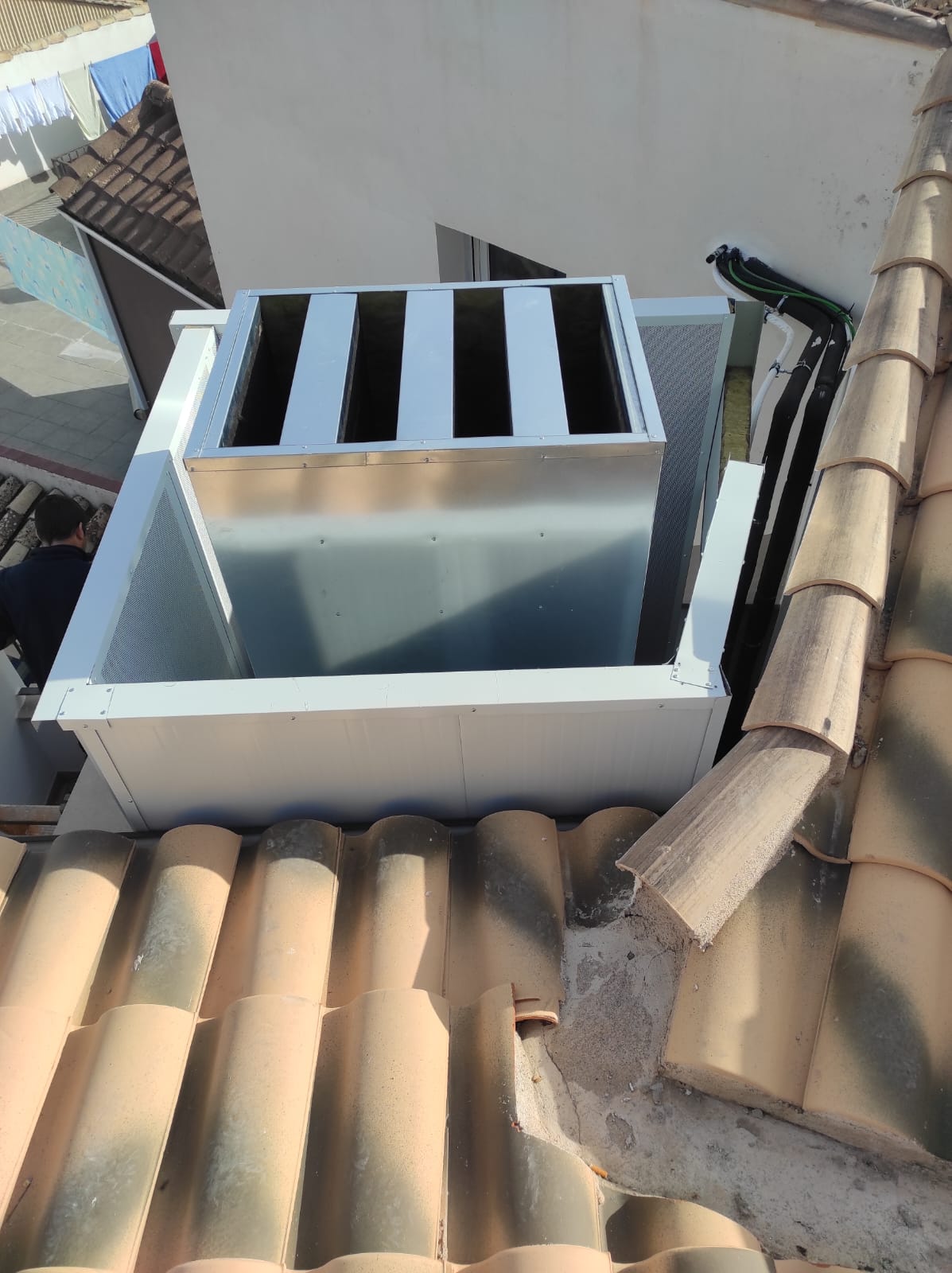 Apantallamiento acústico con salida y admisión mediante silenciadores acústicos