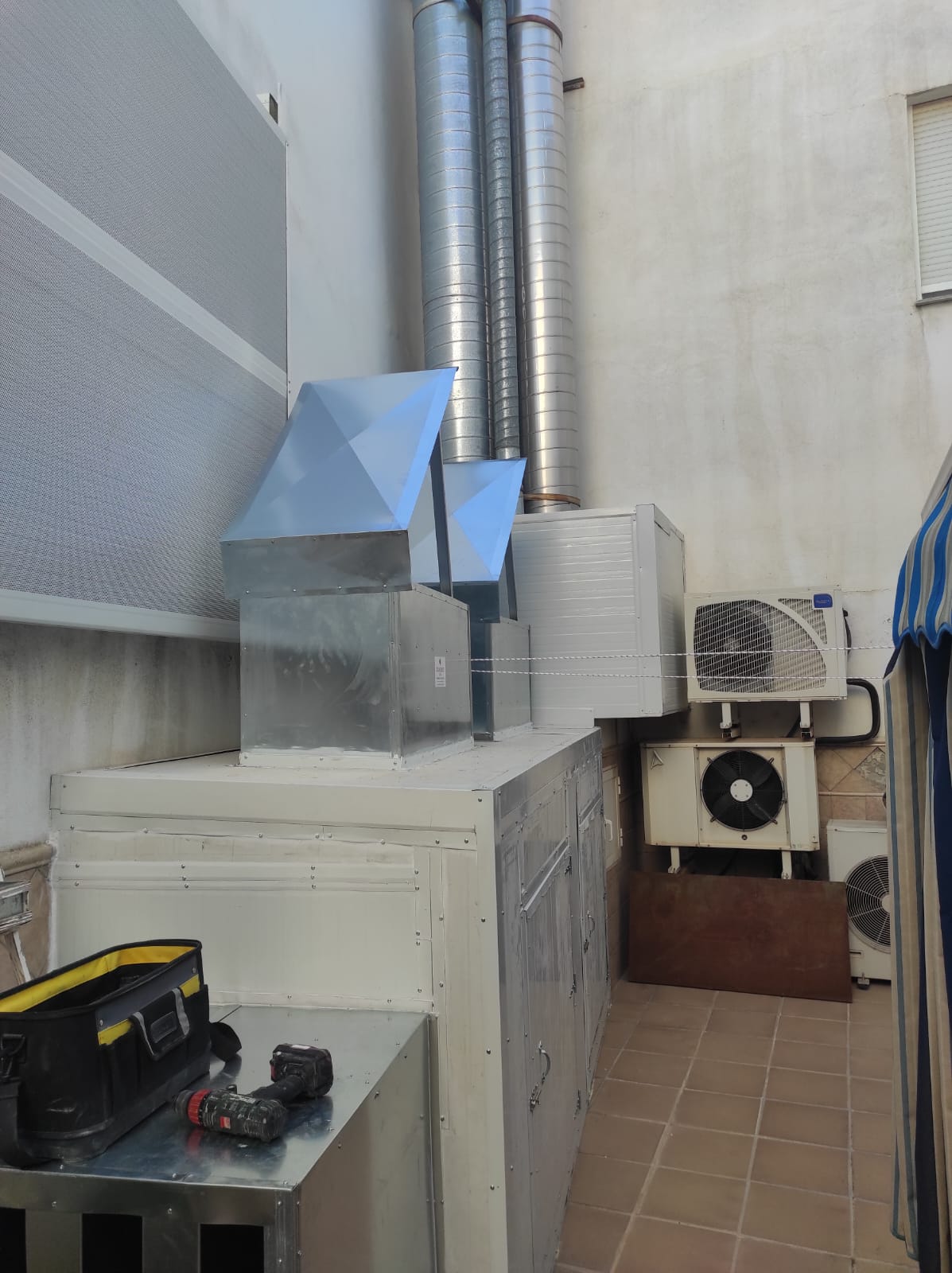 Conductos par ventilación y aire acondicionado en tanatorio de Jodar 