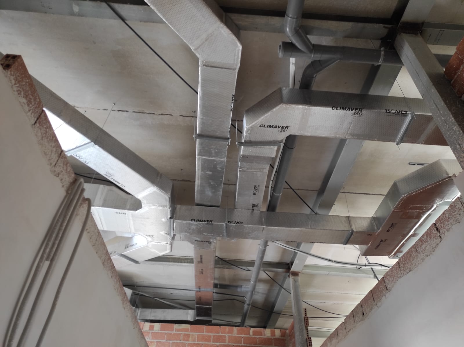 Montaje de conductos para aire  acondicionado