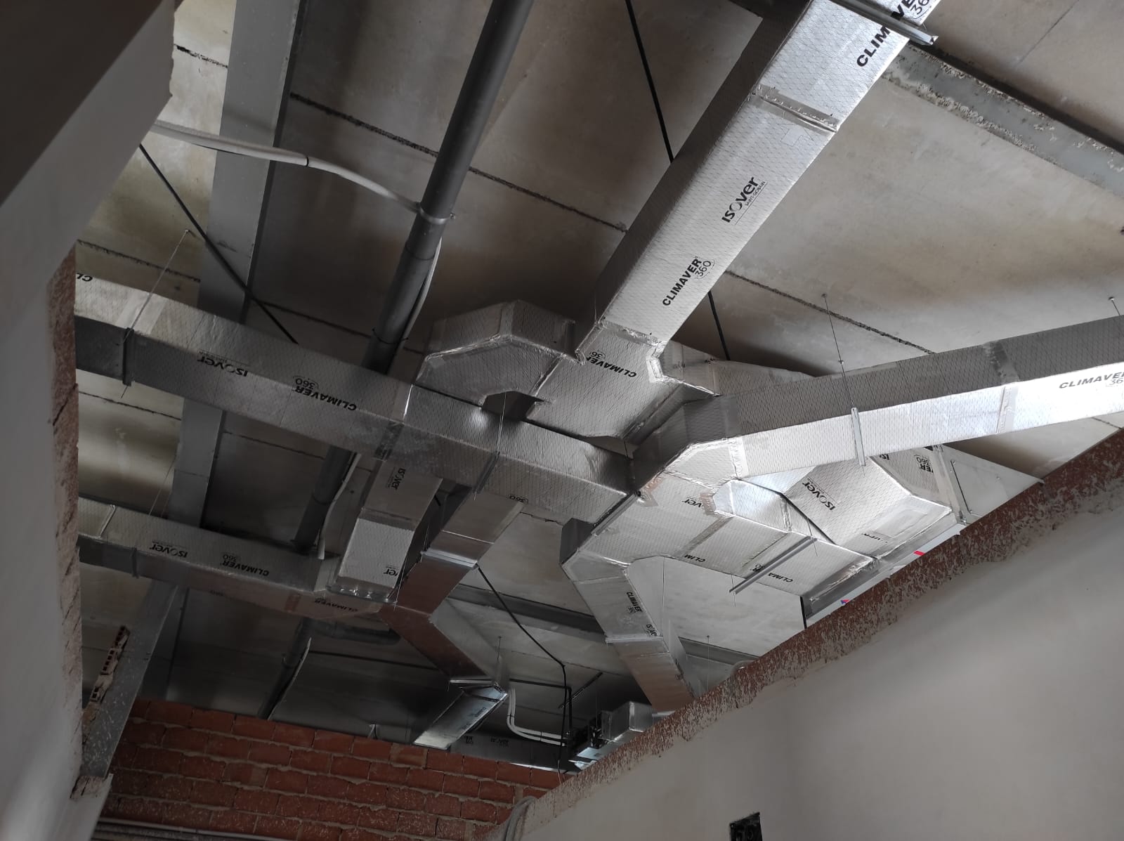 Montaje de conductos para aire  acondicionado