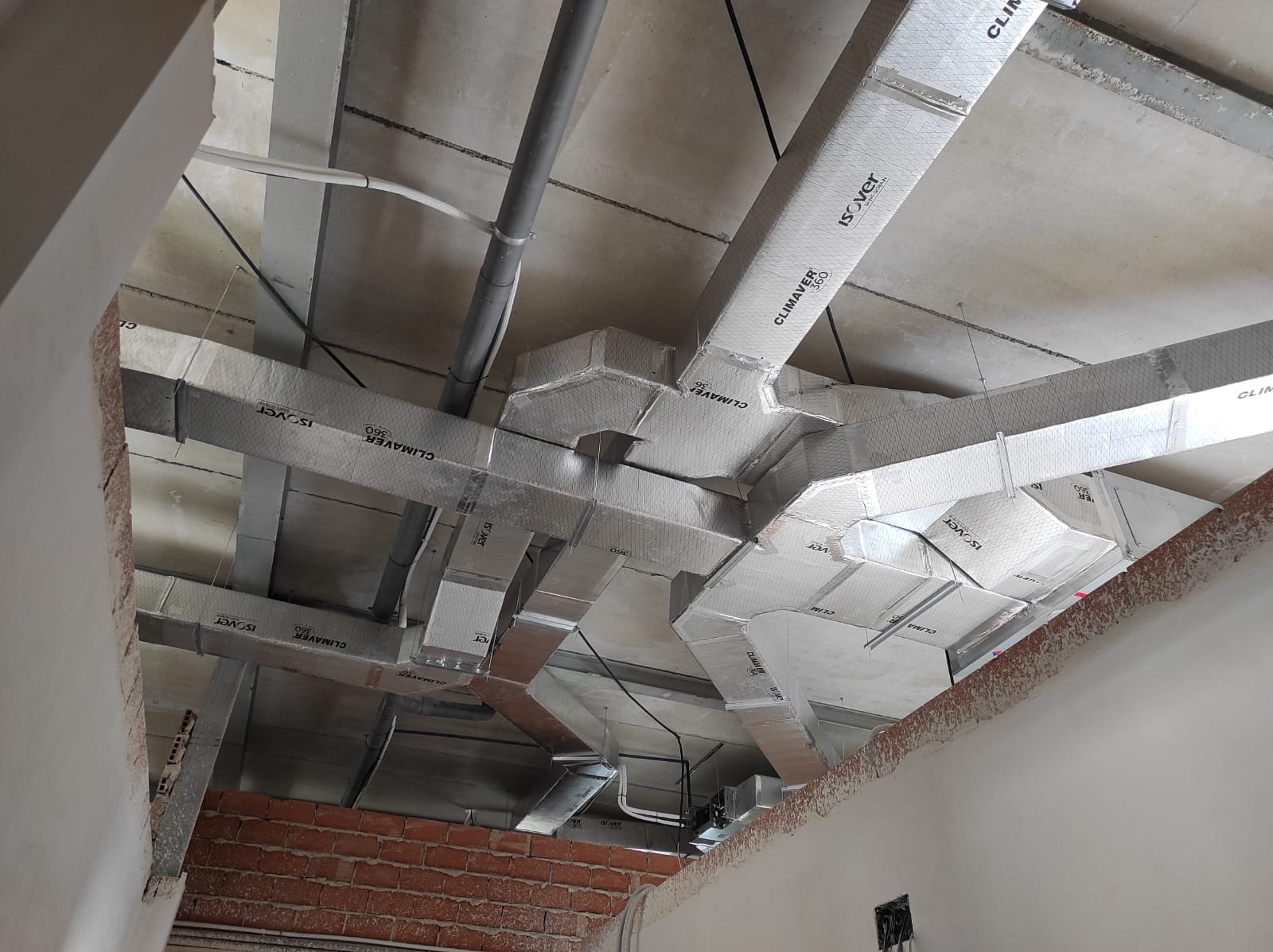 Montaje de conductos para aire  acondicionado