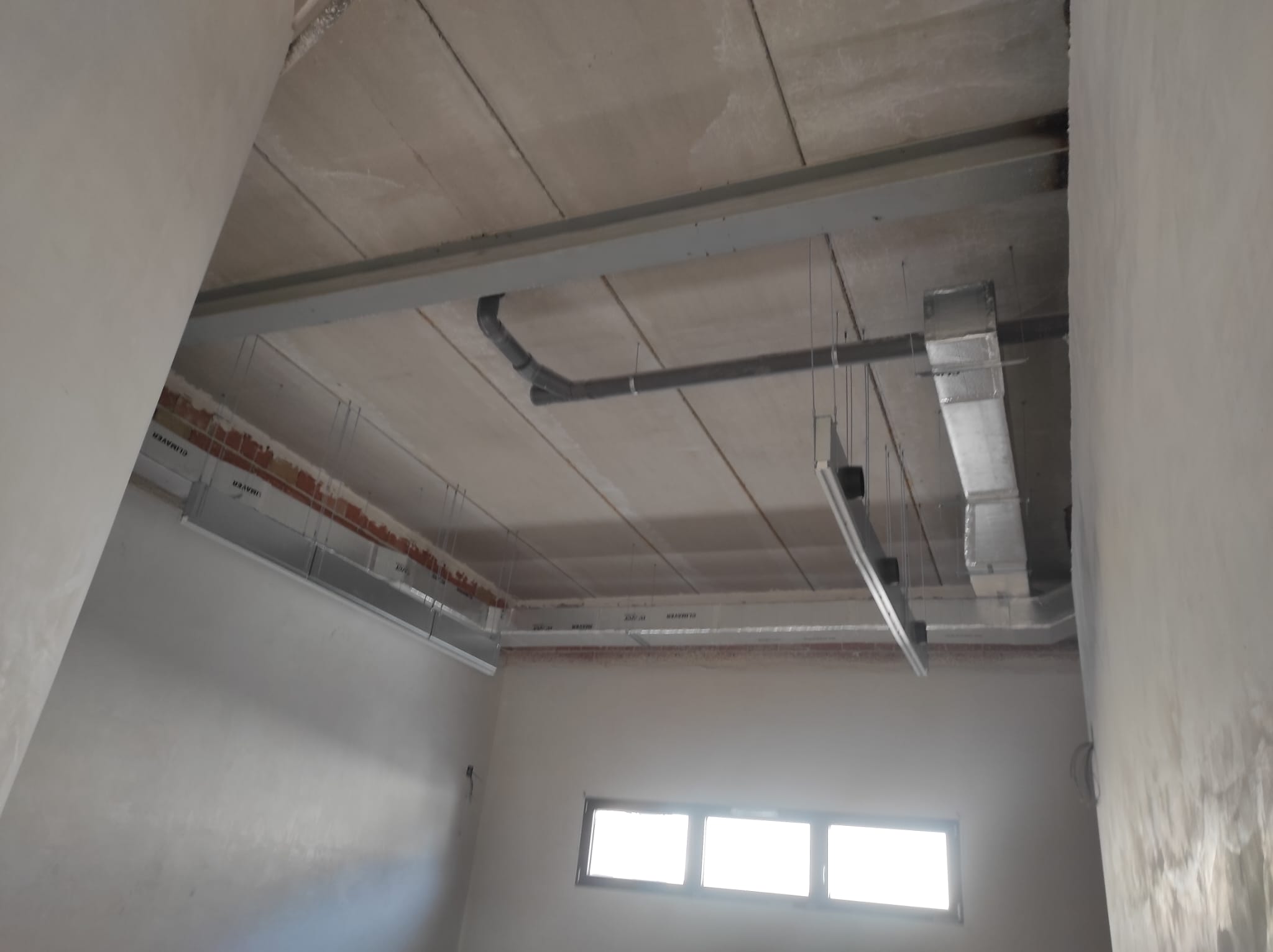 Conductos par ventilación y aire acondicionado en tanatorio de Jodar 