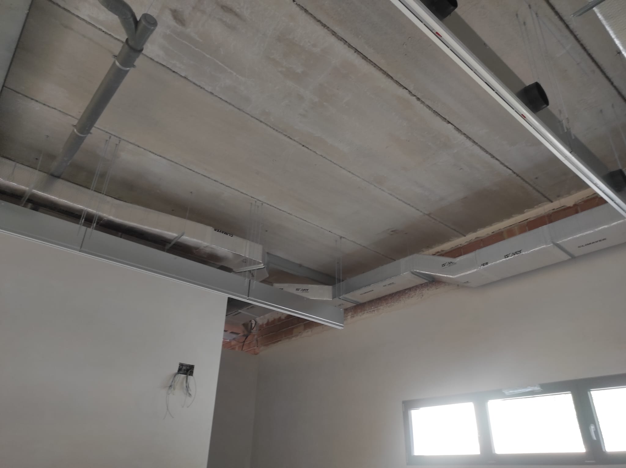 Conductos par ventilación y aire acondicionado en tanatorio de Jodar 