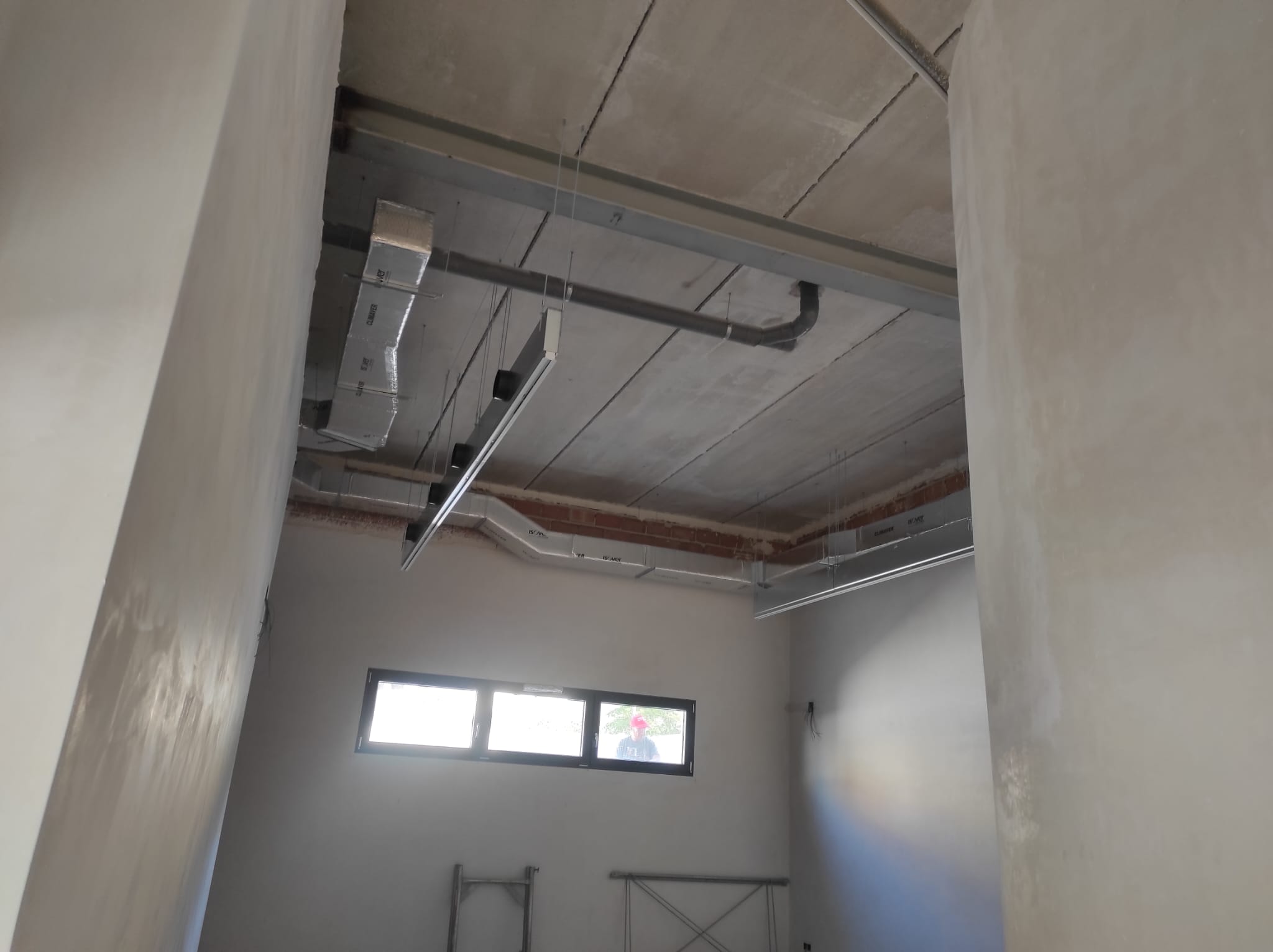 Conductos par ventilación y aire acondicionado en tanatorio de Jodar 