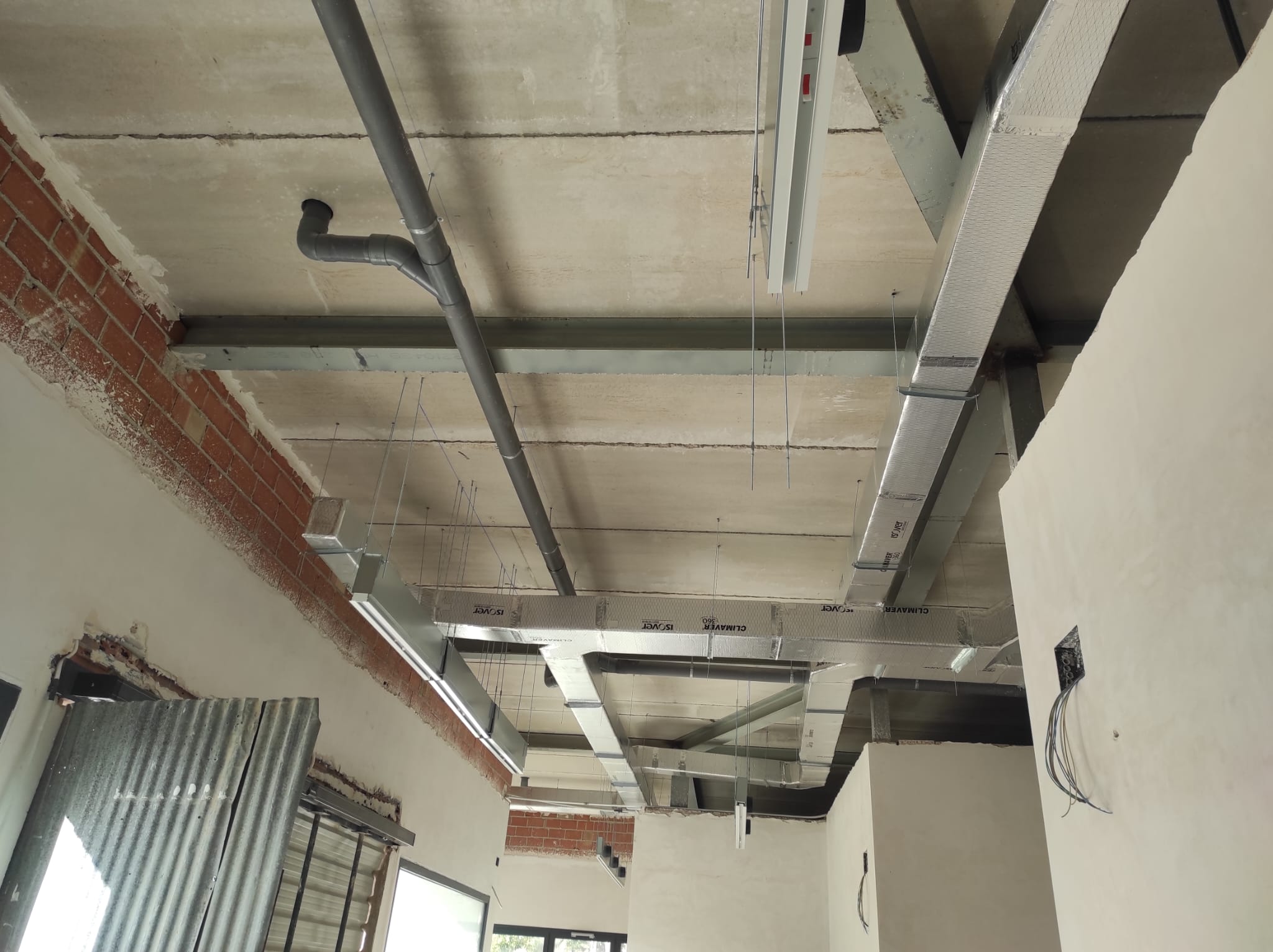 Conductos par ventilación y aire acondicionado en tanatorio de Jodar 