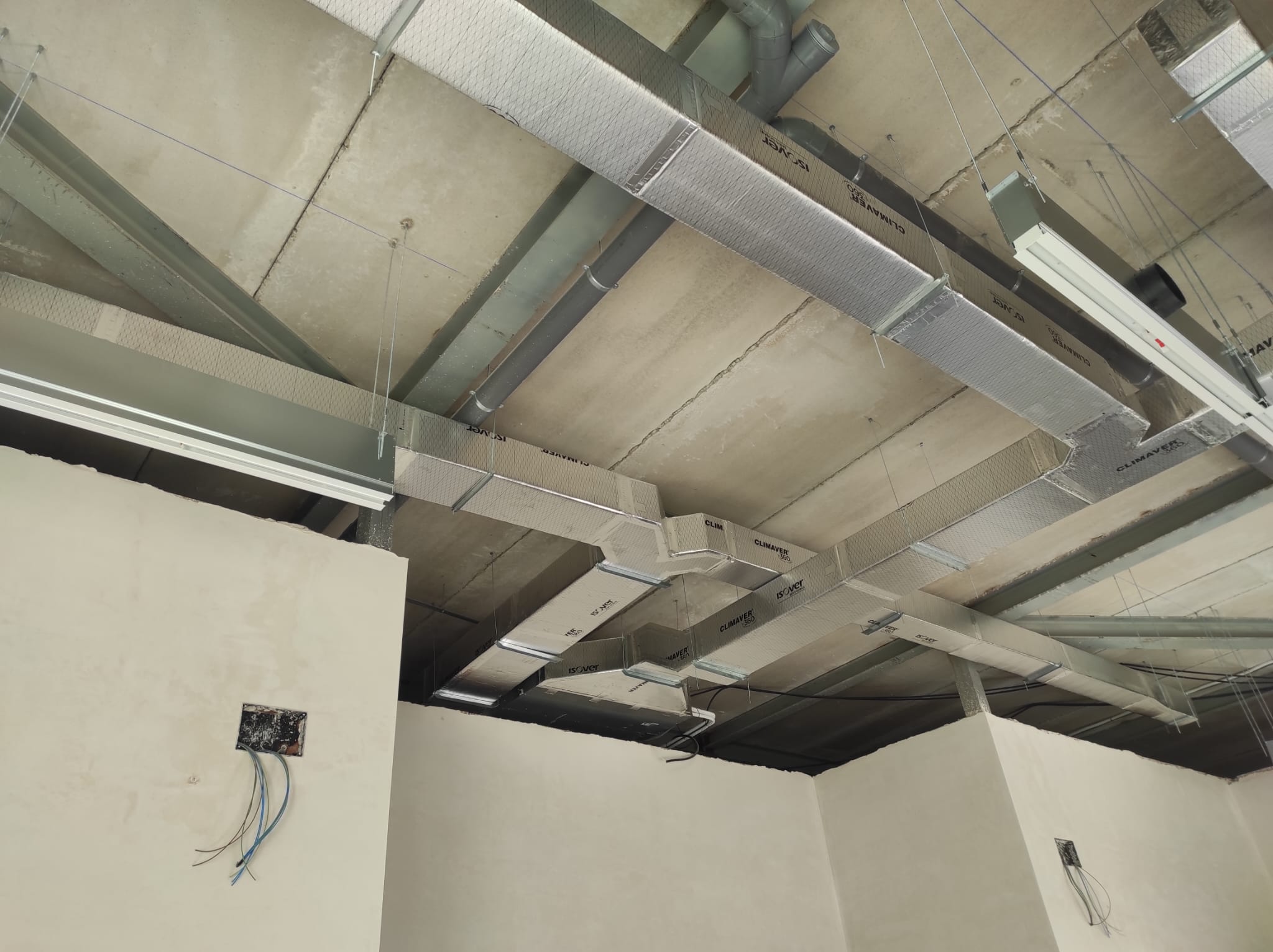 Conductos par ventilación y aire acondicionado en tanatorio de Jodar 