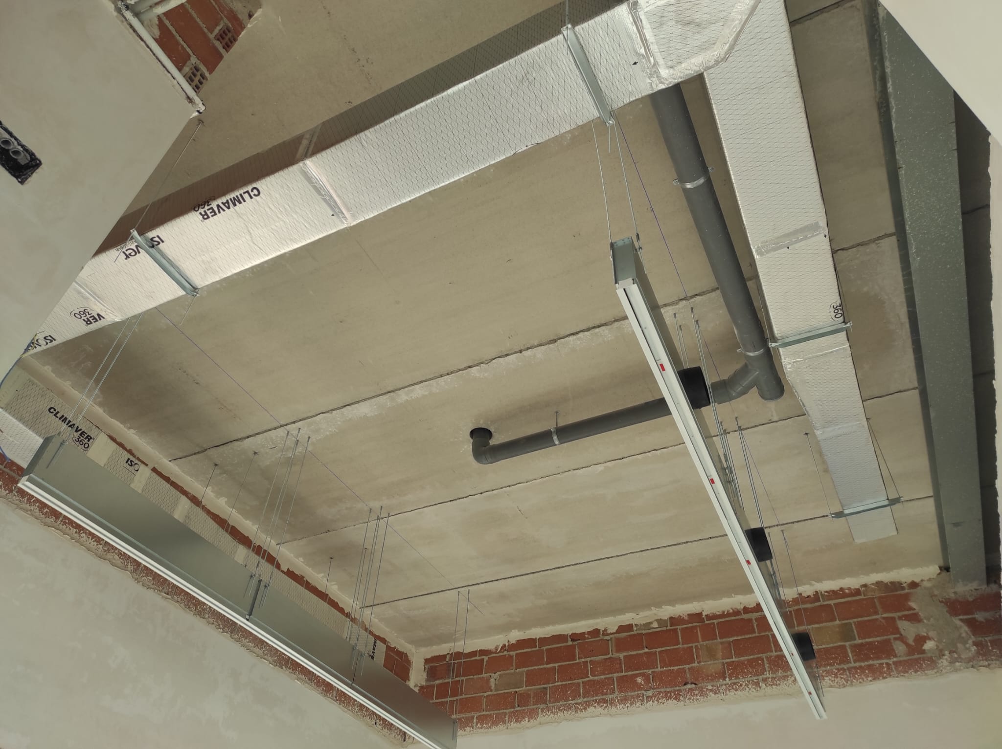 Conductos par ventilación y aire acondicionado en tanatorio de Jodar 