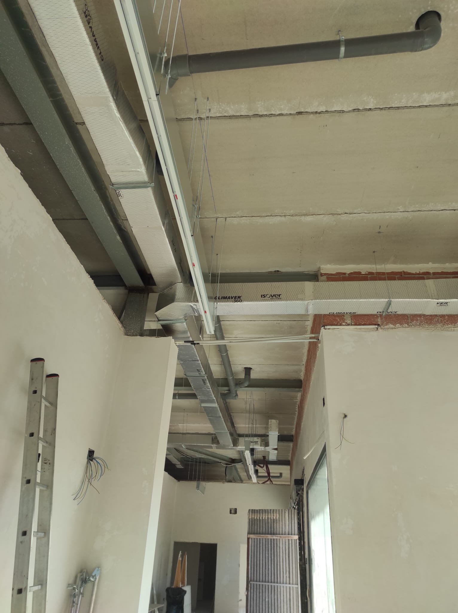 Conductos par ventilación y aire acondicionado en tanatorio de Jodar 