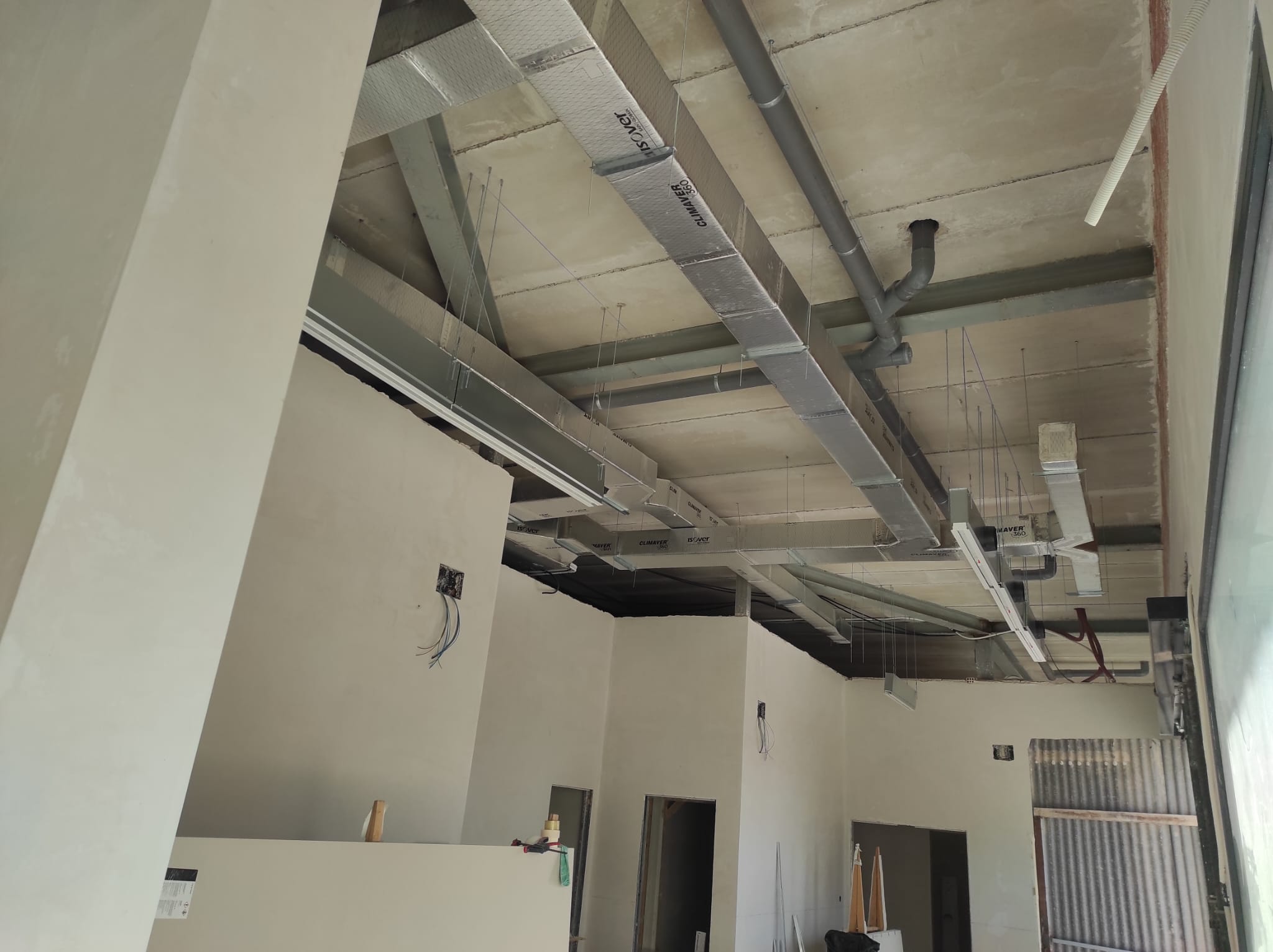 Conductos par ventilación y aire acondicionado en tanatorio de Jodar 